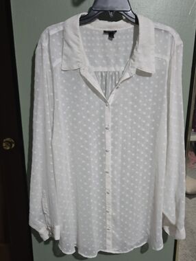 Torrid White Dot-Texture Button-Up Blousw